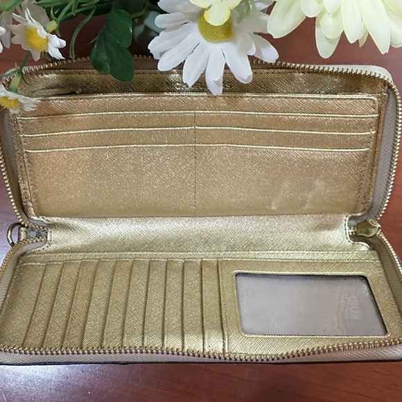 Michael Kors Signature Wallet - Picture 4 of 11